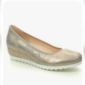 NWT.Gabor Women's Wedge Shoes - Cream and Gold